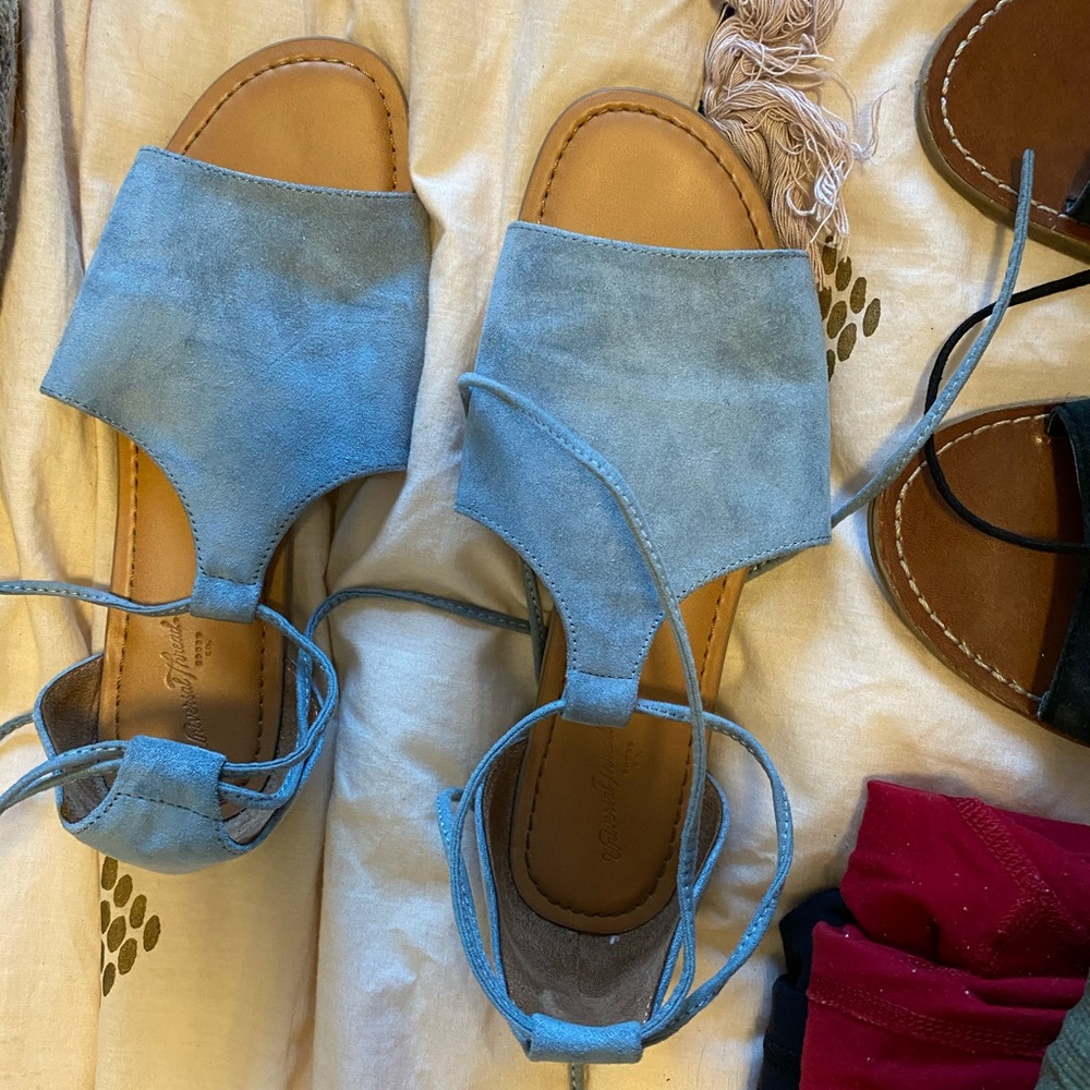 Universal thread sandal